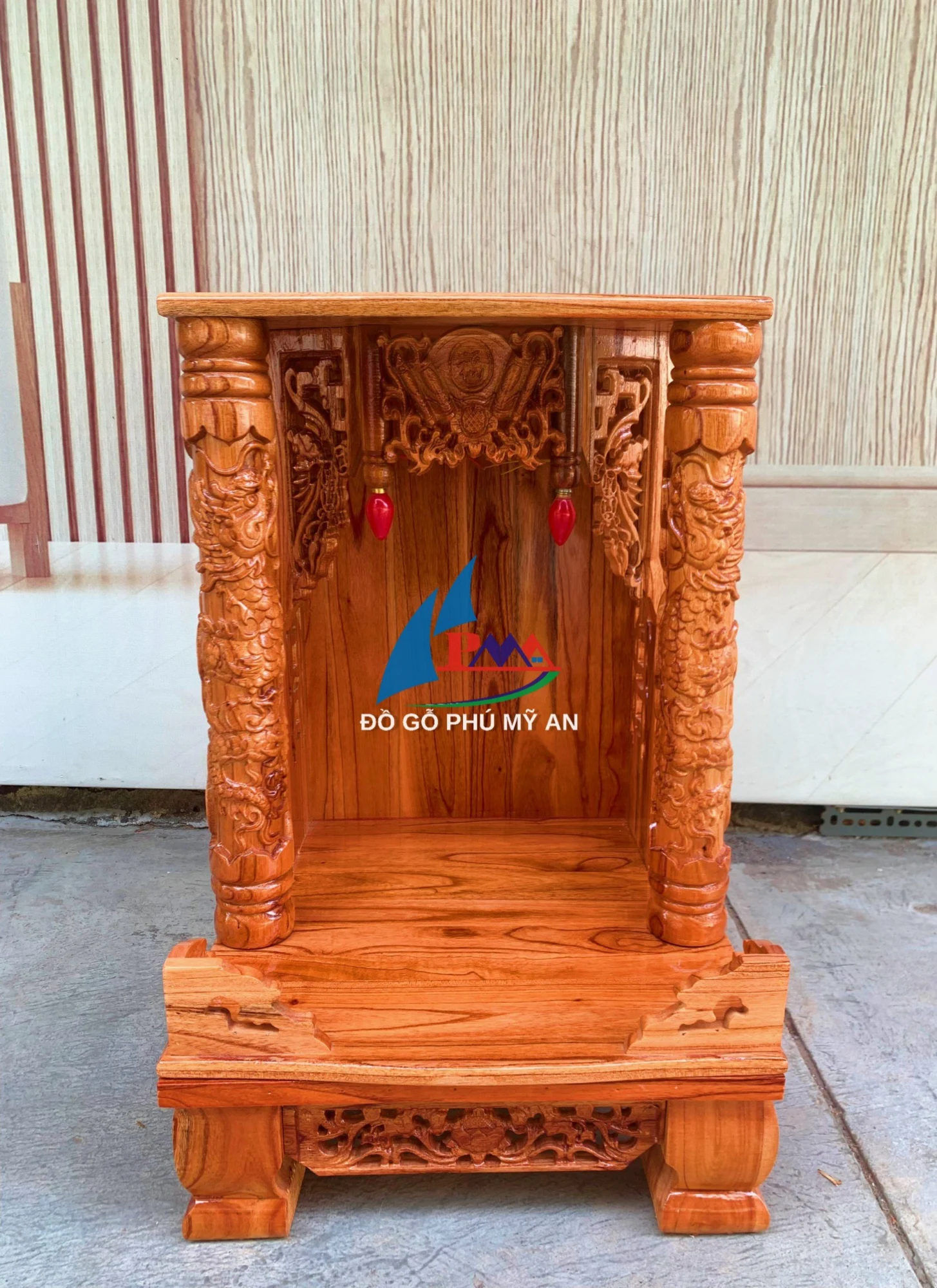 Trang thờ gỗ xoan bằng chân quỳ cột 48