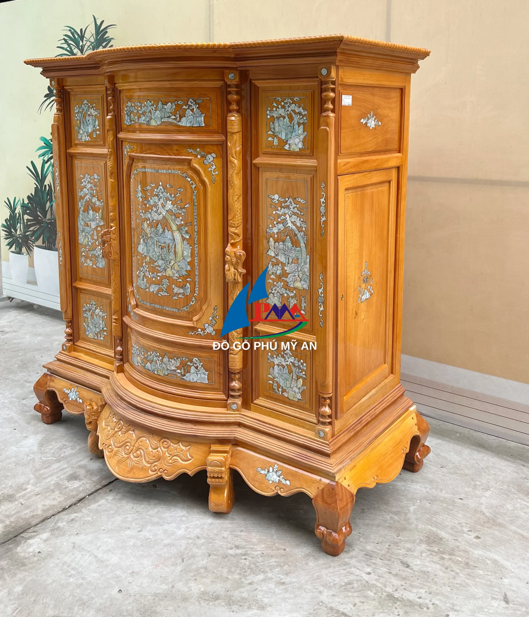 Alternative view of Tủ thờ căm xe phệ cẩn 1m6