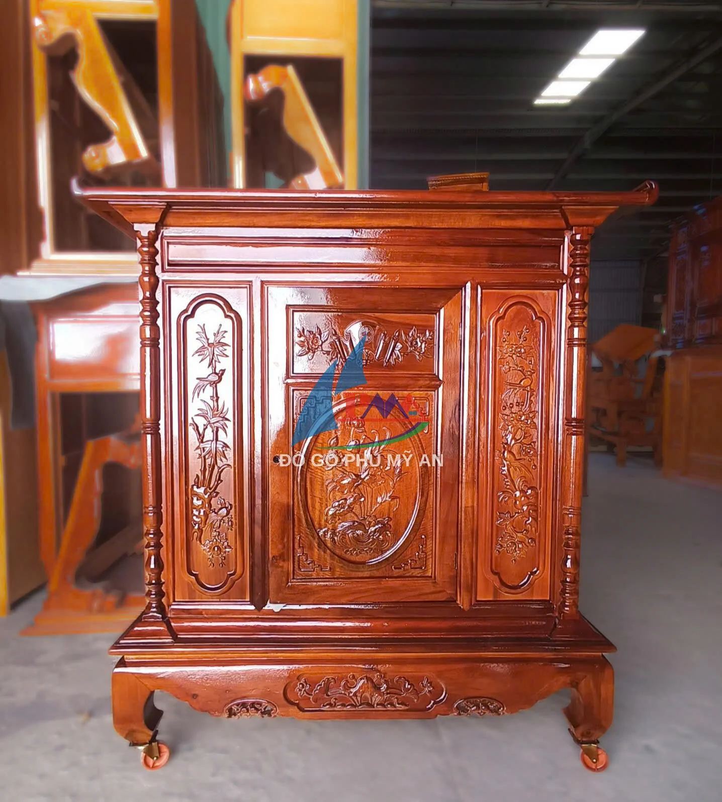 Alternative view of Tủ thờ tràm phẳng 1m27