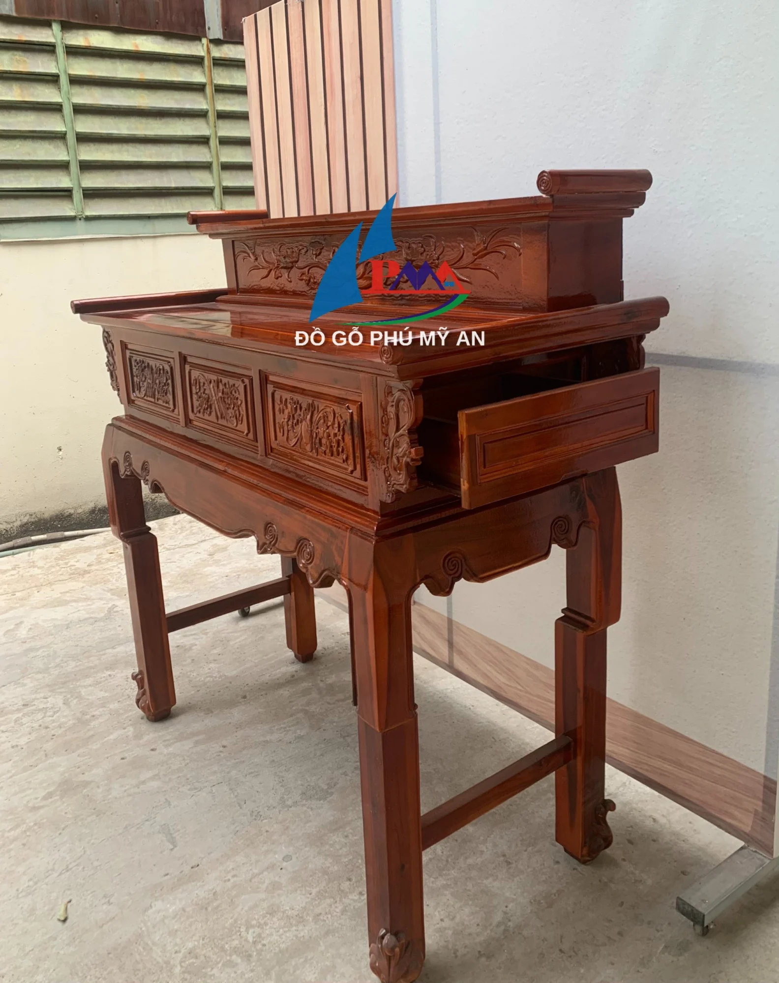 Alternative view of Bàn cúng gỗ tràm tầng chân cong 1m53
