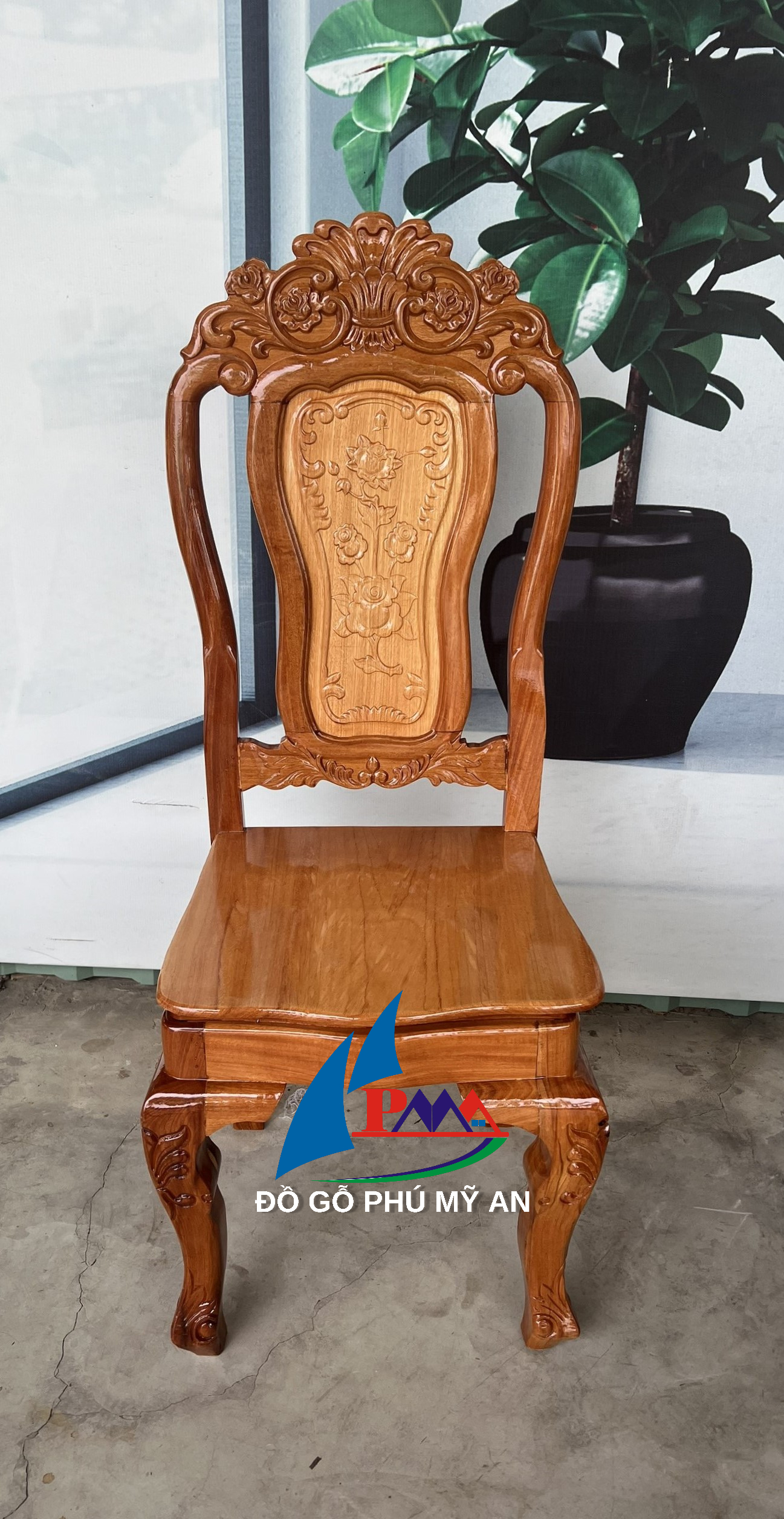 Alternative view of Bàn ăn căm xe oval lớn 8 ghế trụ sư tử