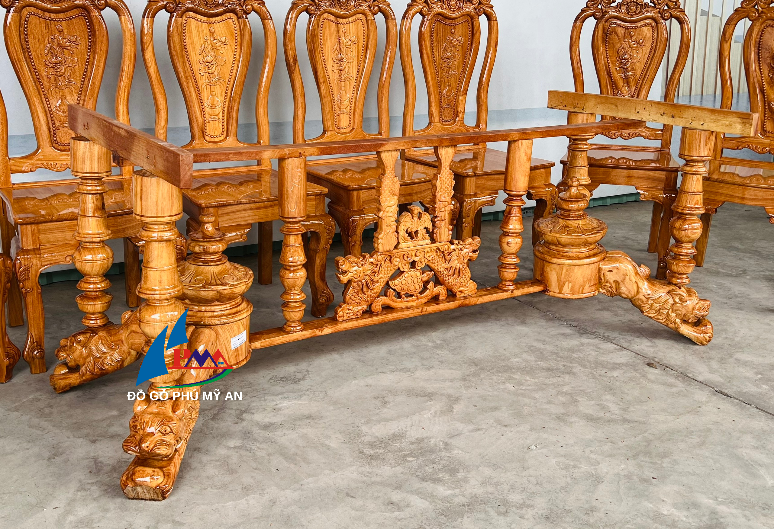 Alternative view of Bàn ăn gõ bánh tây 8 ghế trụ sư tử