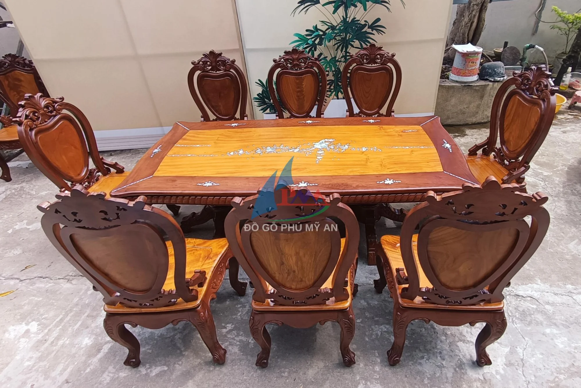 Bàn ăn căm xe bánh tây cẩn 8 ghế Luis