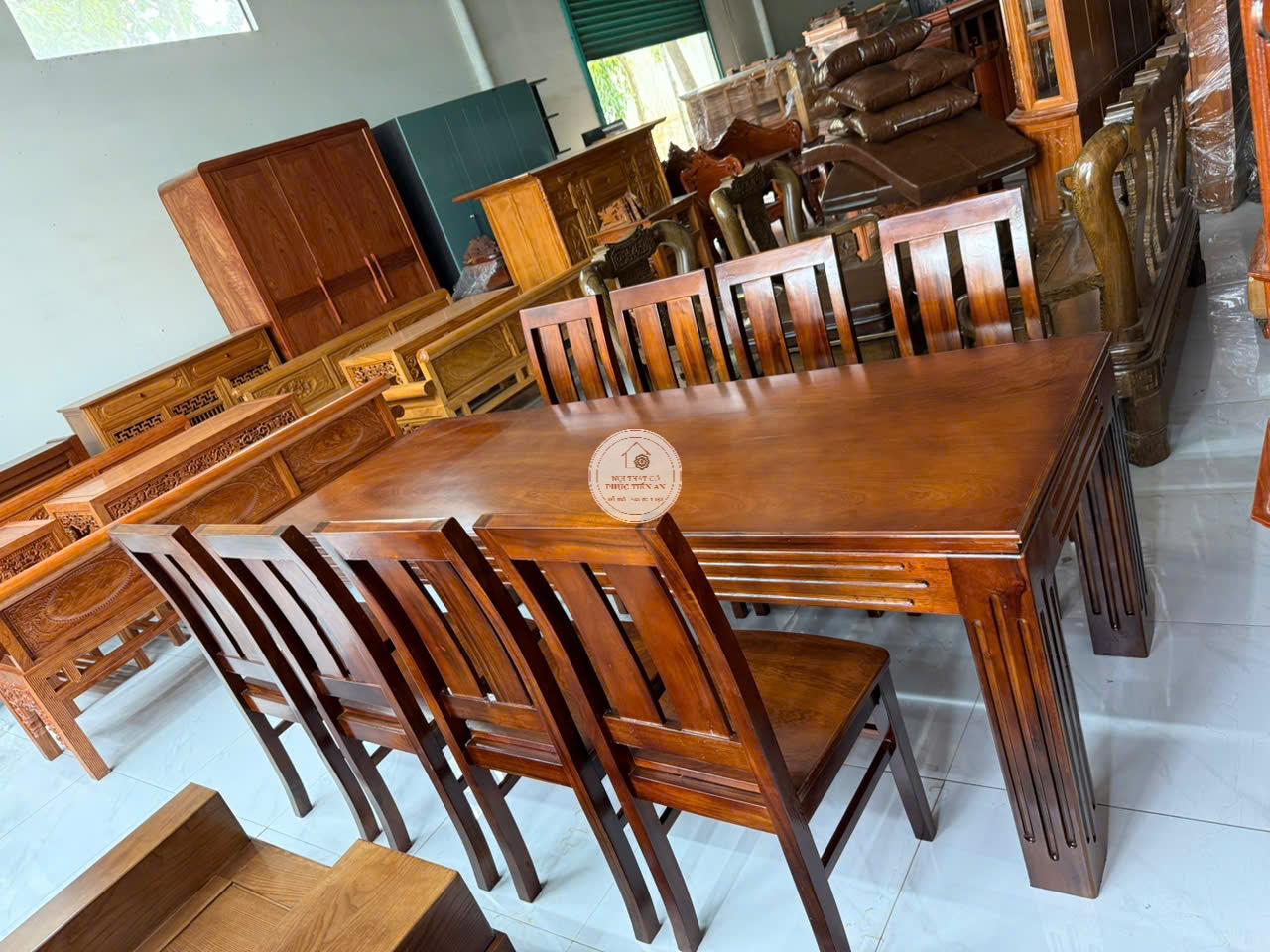 Kinh Nghiệm Chọn Mua Bàn Ăn Gỗ 8 Ghế Phù Hợp Mọi Không Gian