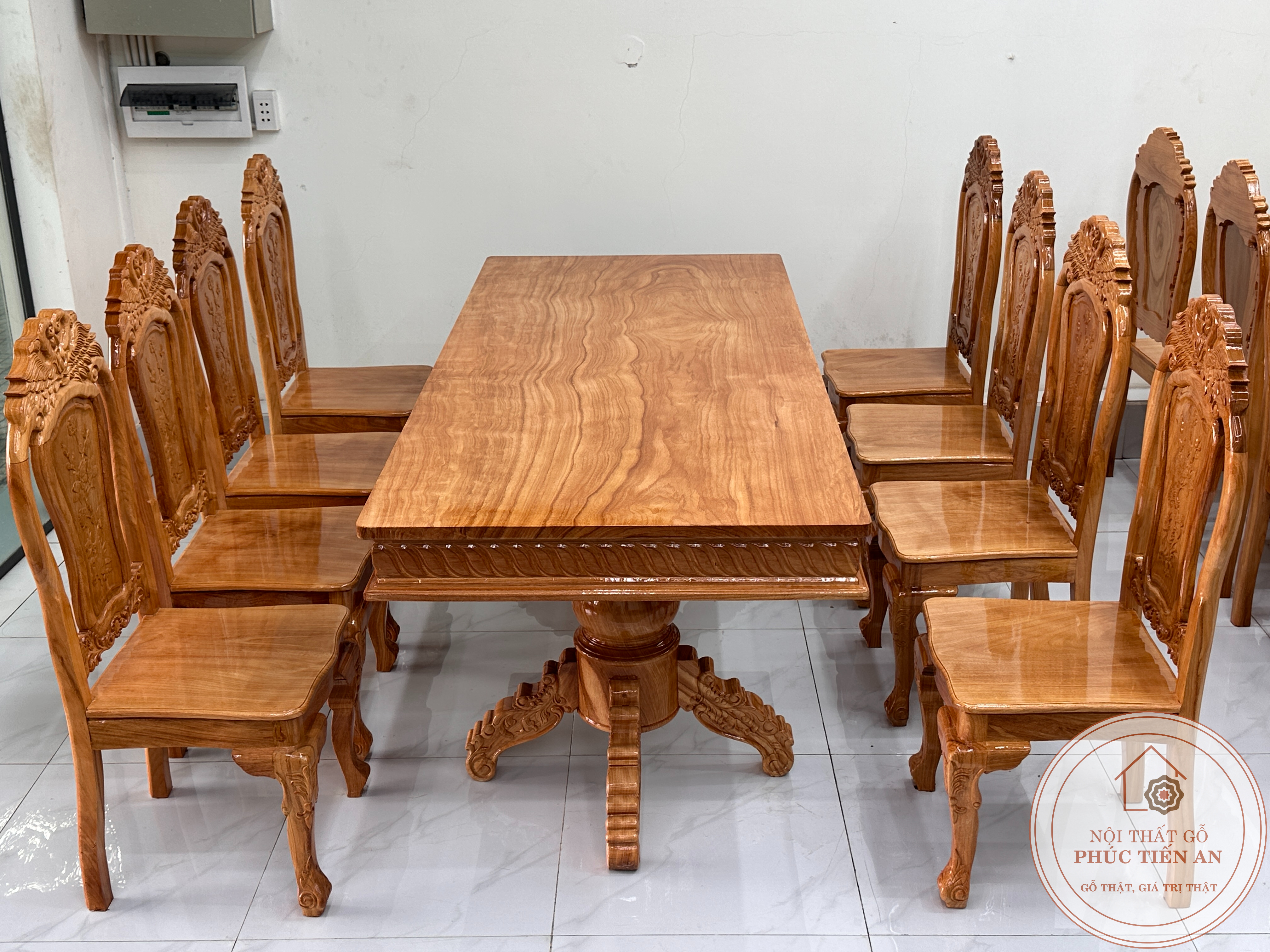 Nên Chọn Bàn Ăn Gỗ Gõ Hay Bàn Ăn Gỗ Hương Đá Cho Phòng Ăn Sang Trọng?