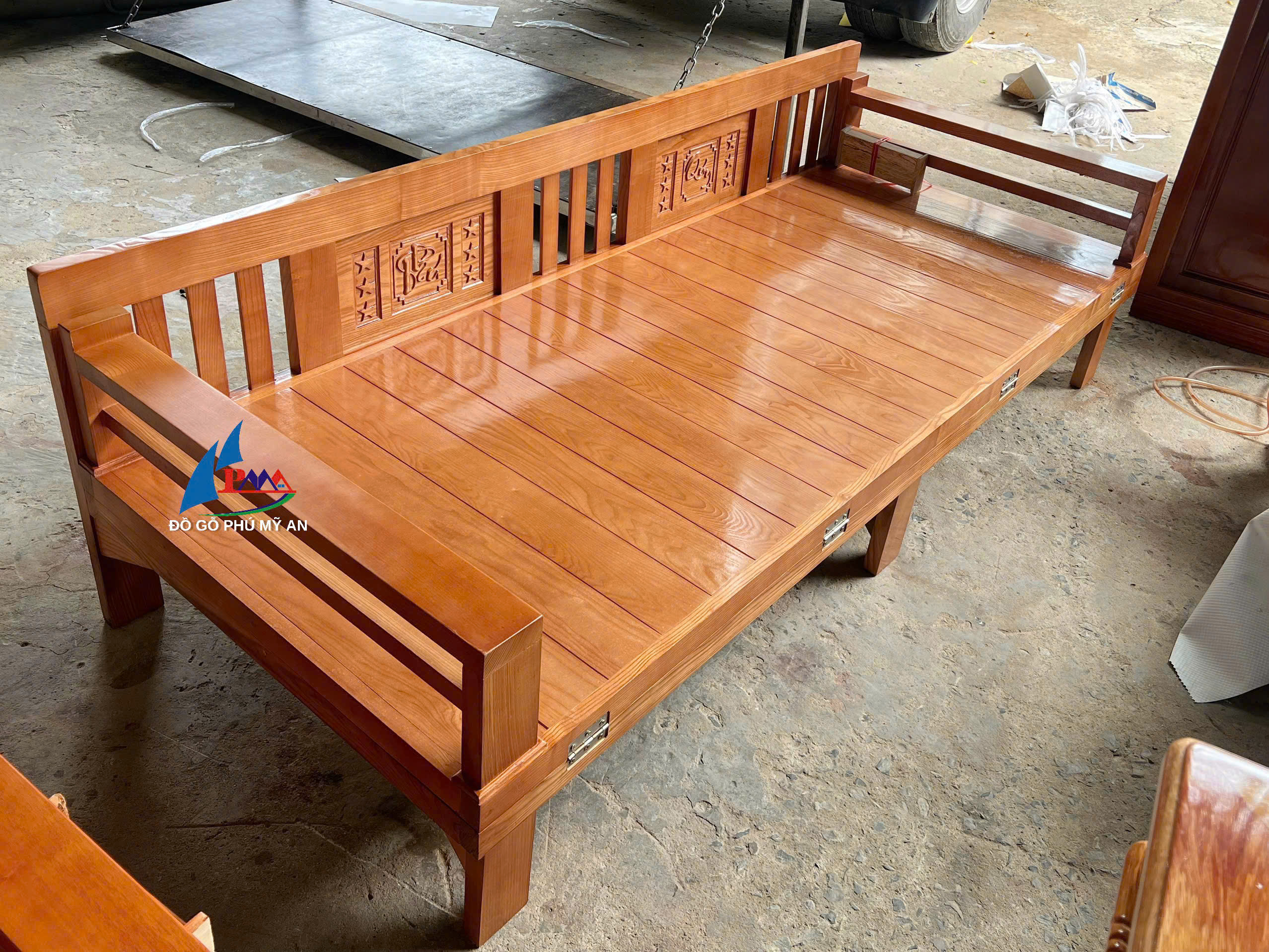 Gợi ý trang trí nội thất phòng khách đón Tết với các mẫu nội thất gỗ đẹp, tiện nghi