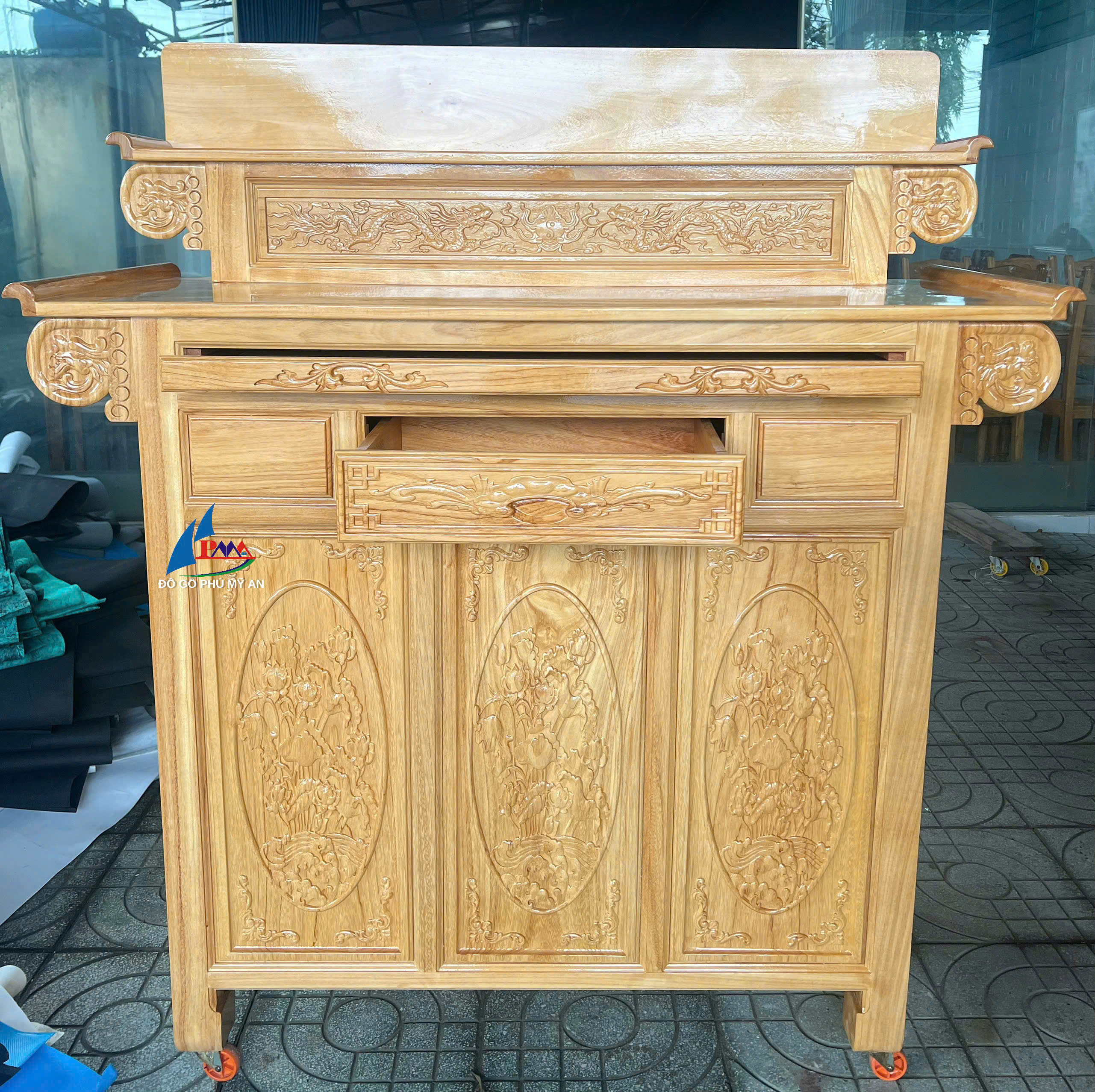 Gợi ý trang trí nội thất phòng khách đón Tết với các mẫu nội thất gỗ đẹp, tiện nghi