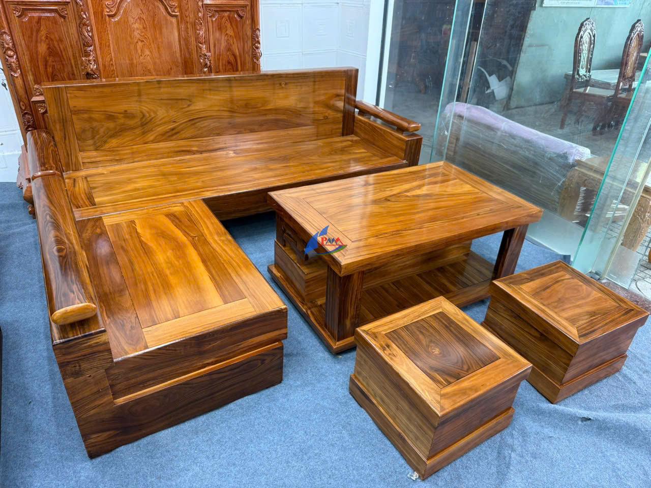 Sofa tân cổ điển – sofa gỗ hiện đại: Đâu là lựa chọn phù hợp không gian sống?