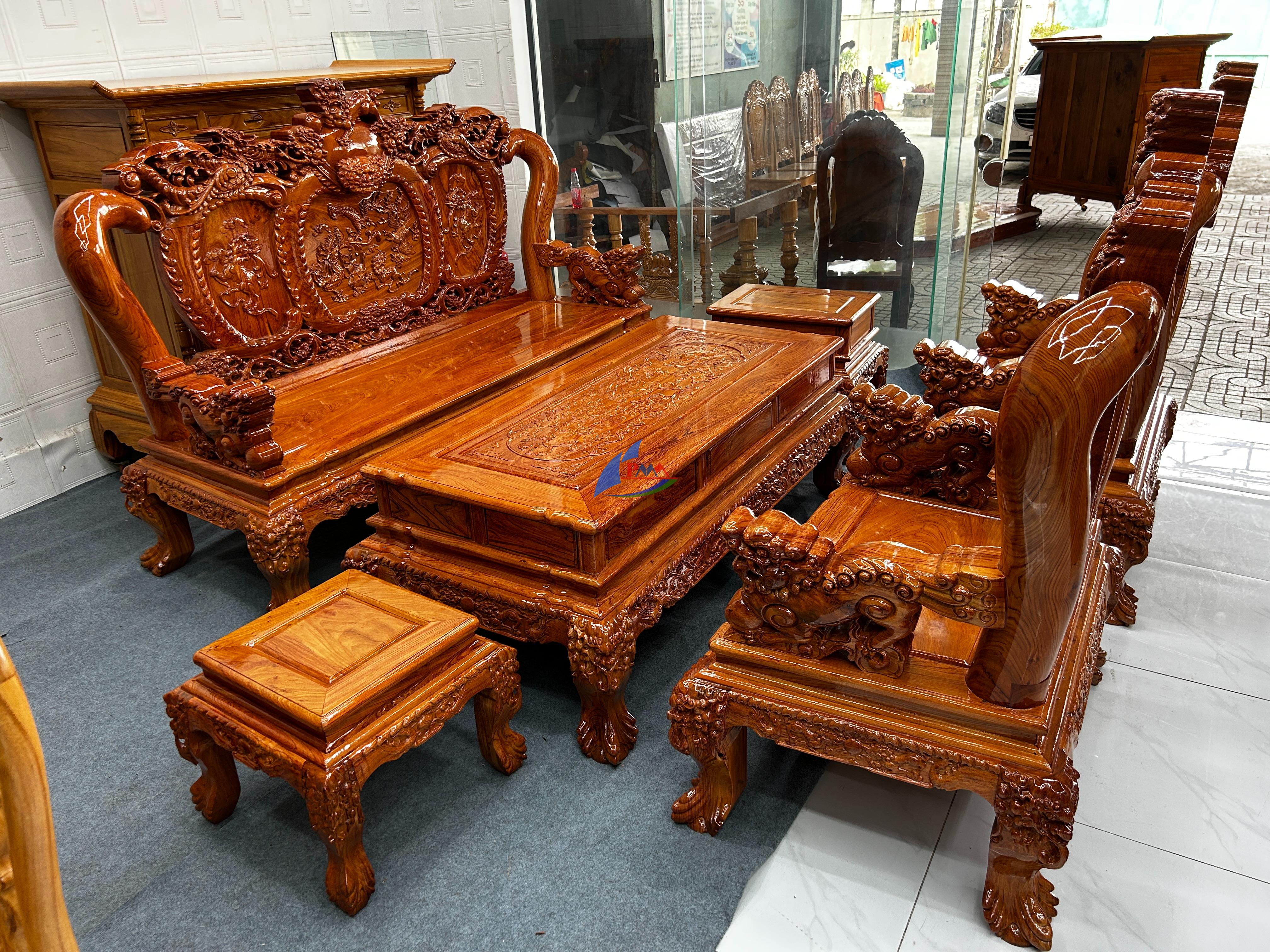 Sofa tân cổ điển – sofa gỗ hiện đại: Đâu là lựa chọn phù hợp không gian sống?