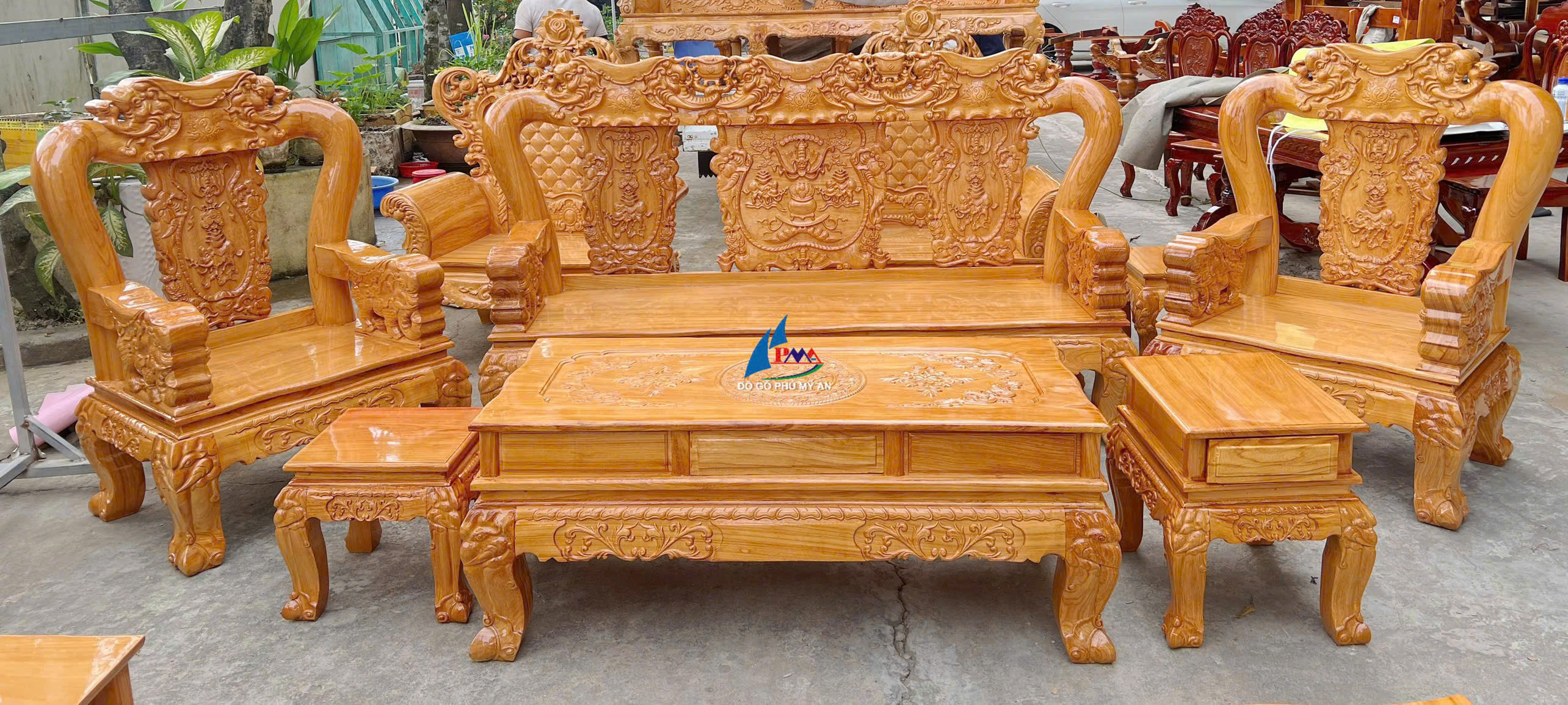 Gợi ý trang trí nội thất phòng khách đón Tết với các mẫu nội thất gỗ đẹp, tiện nghi