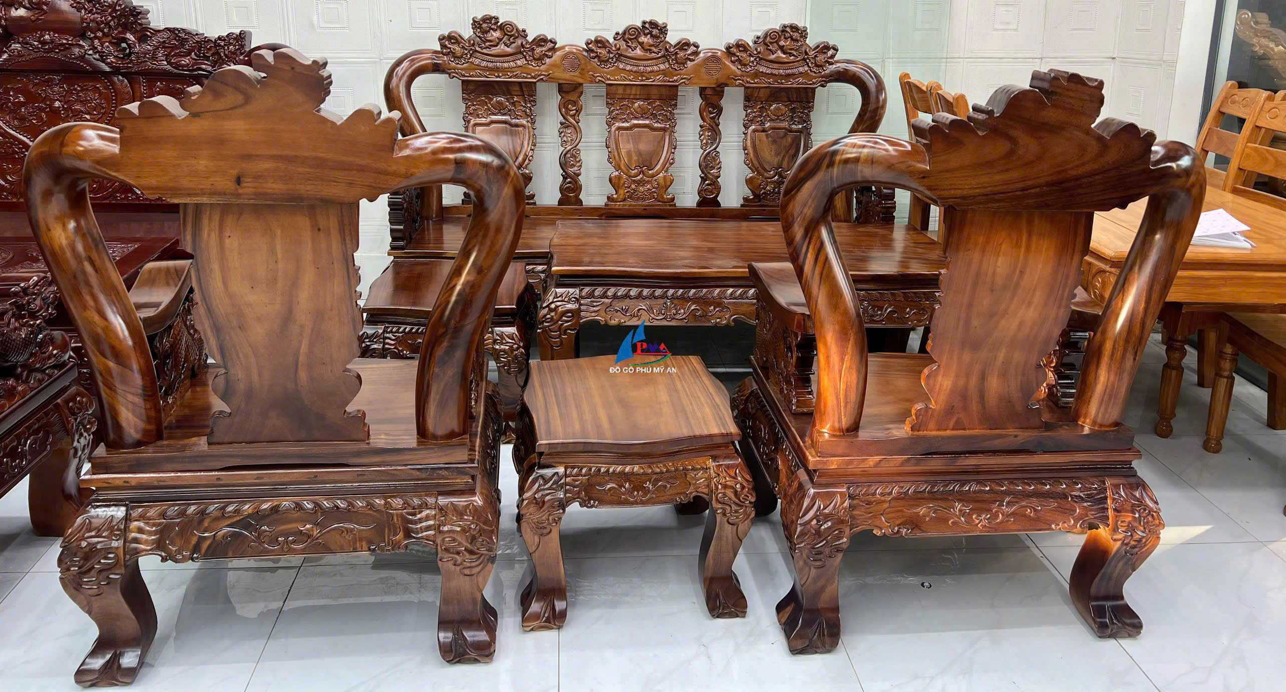 Gợi ý trang trí nội thất phòng khách đón Tết với các mẫu nội thất gỗ đẹp, tiện nghi