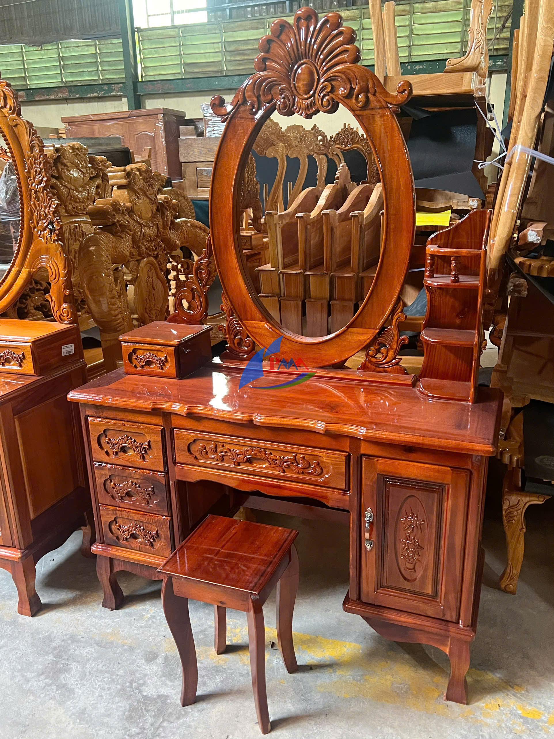 Bàn trang điểm gỗ – Món quà tinh tế hữu ích được yêu thích