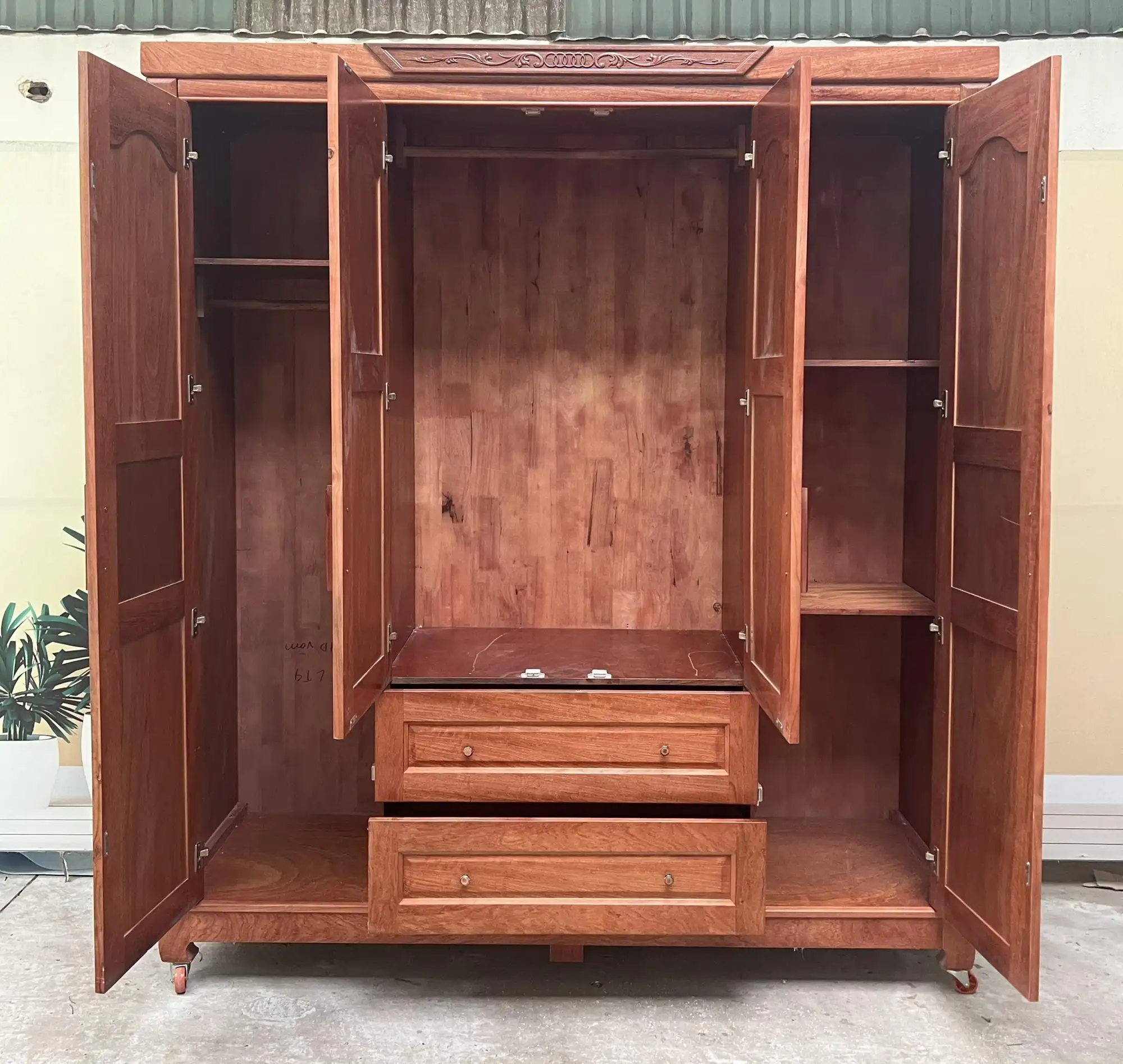 Tủ Gỗ Treo Quần Áo – Thiết Kế Tiện Nghi, Tăng Tính Thẩm Mỹ Không Gian