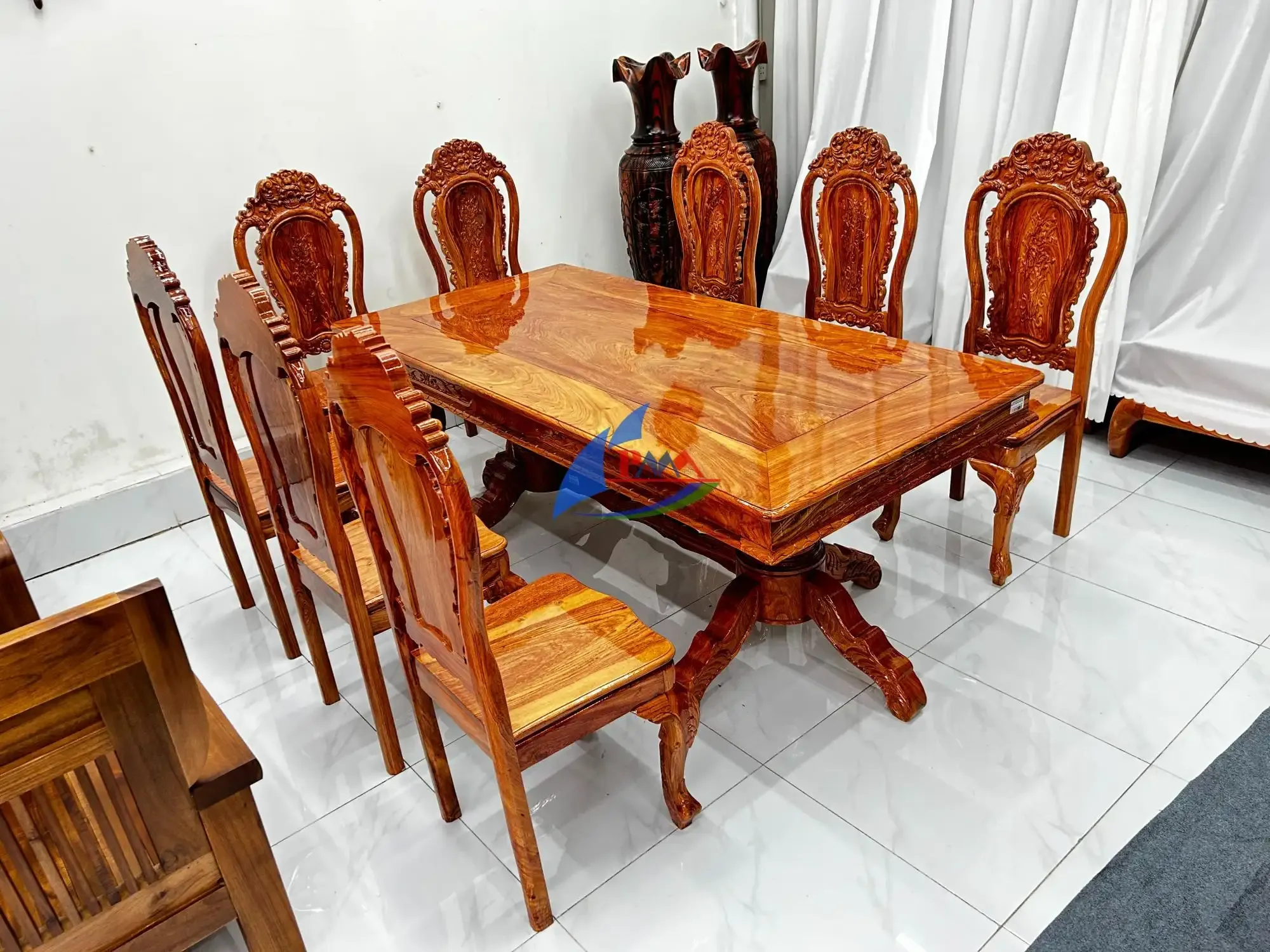Bàn Ăn Gỗ Tự Nhiên – Điểm Nhấn Sang Trọng Cho Phòng Ăn