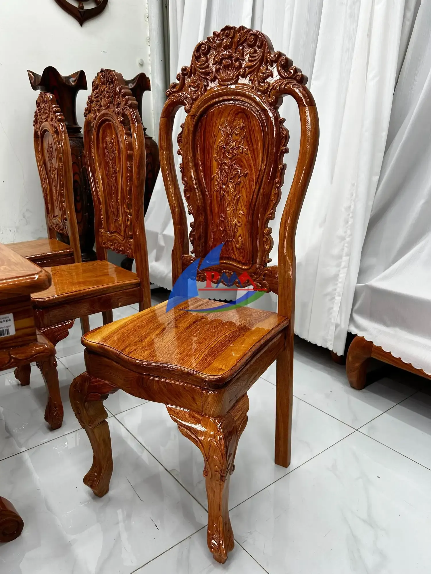 Bàn Ăn Gỗ Tự Nhiên – Điểm Nhấn Sang Trọng Cho Phòng Ăn