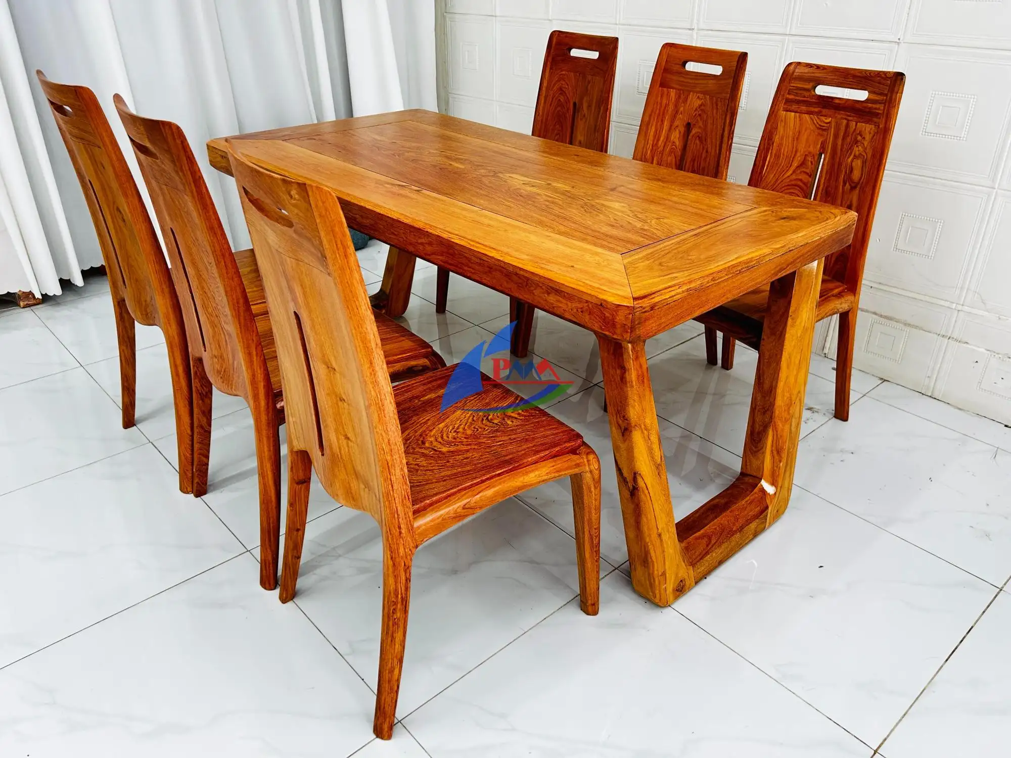 Bàn Ăn Gỗ Tự Nhiên – Điểm Nhấn Sang Trọng Cho Phòng Ăn