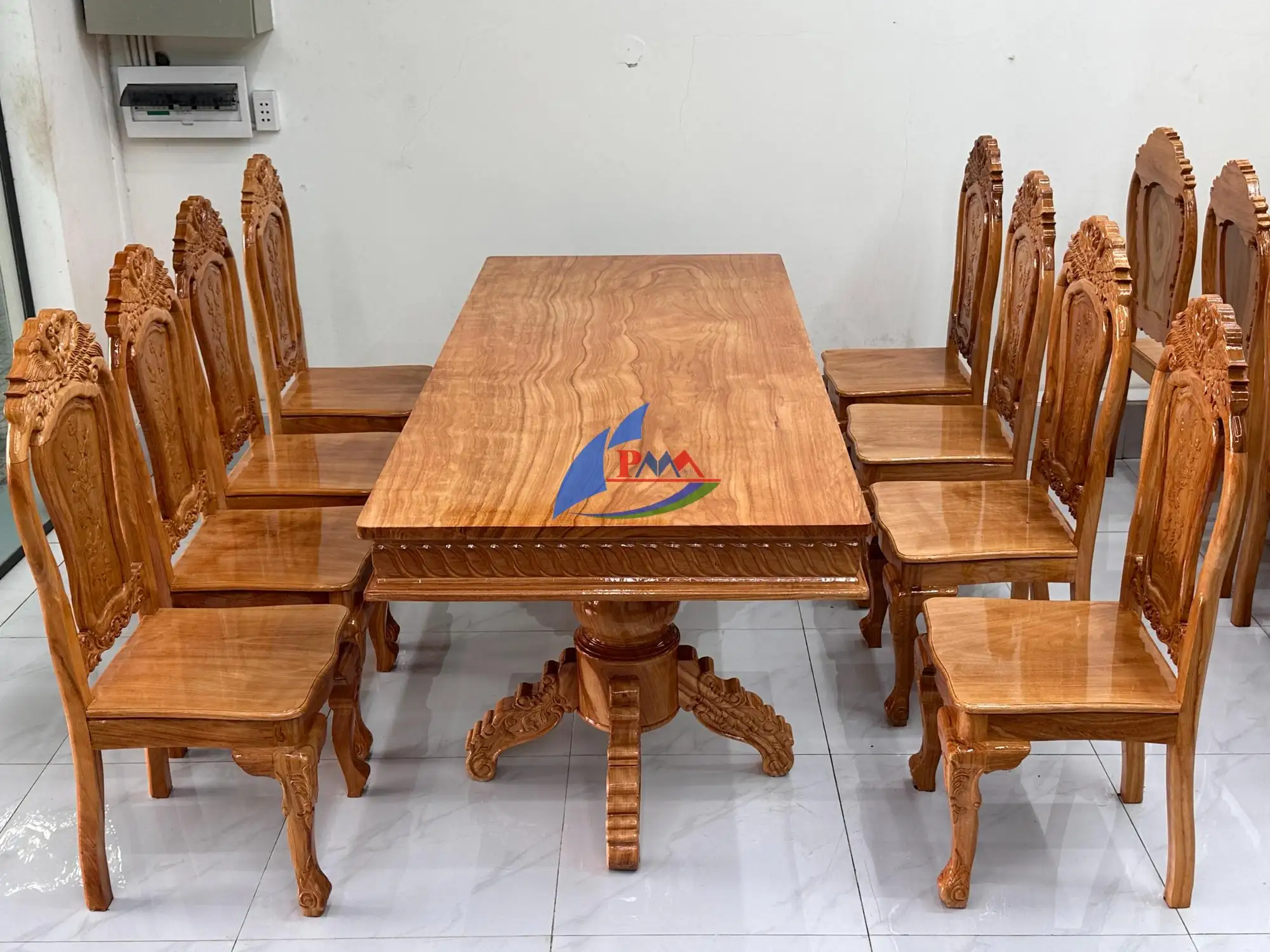 Bàn Ăn Gỗ Tự Nhiên – Điểm Nhấn Sang Trọng Cho Phòng Ăn